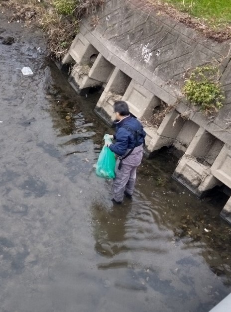 KIMG2458　川底のごみ収集(古着、かばん等も)